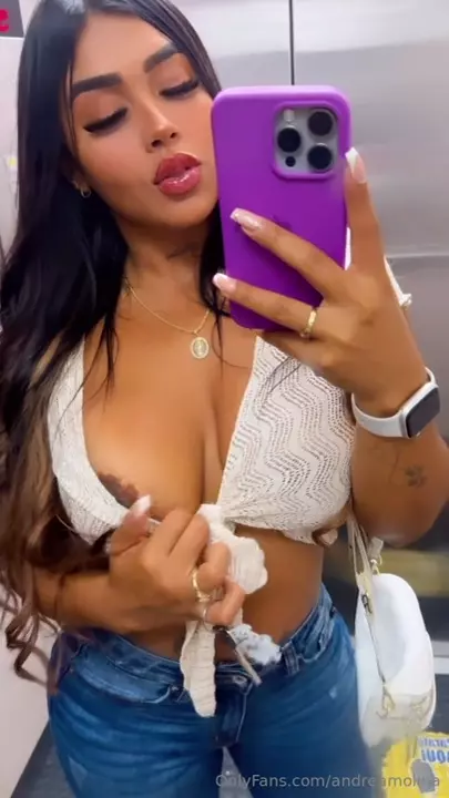 Bold and full of sensuality, Andreamolina films a video in the mirror